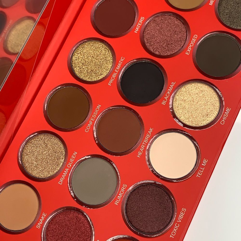 Women Scandal eyeshadow pallete with 18 tones nudes, darks, lights high pigment